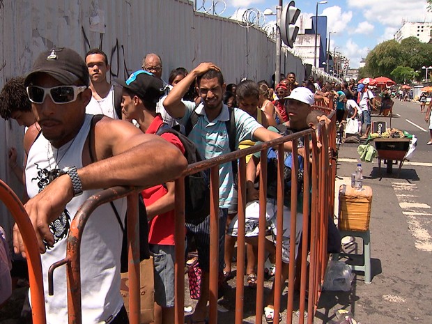 fila (Foto: Reprodução / TV Bahia)