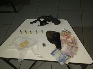Droga foi levada para a delegacia (Foto: Polícia Militar/Divulgação)