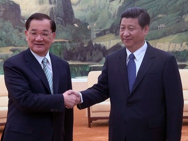 Presidente Lien Chan aperta a mão do chefe do líder do Partido Comunista da China Xi Jinping em Pequim nesta foto fornecida pela Agência Central de Notícias em 25 de fevereiro de 2013  (Foto: REUTERS / Agência Central de Notícias / Handout)
