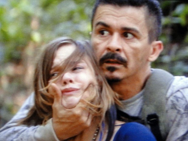 Antes de se entregar, bandido faz Lia como refém (Foto: Malhação / TV Globo)