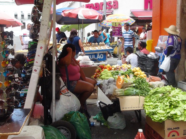 Frutas e verduras são vendidas livremente no comércio (Foto: Michelle Farias/G1)