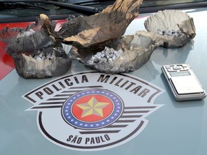 Entorpecentes e balança de precisão foram apreendidos pela PM (Foto: Fernanda Zanetti/G1)