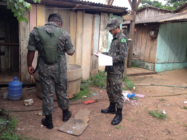 Os militares atuam em duplas visitando as casas à procura de focos do Aedes Aegypti (Foto: Júnior Freitas/G1) Os militares atuam em duplas visitando as casas à procura de focos do Aedes Aegypti (Foto: Júnior Freitas/G1)