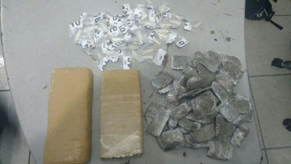 Cocaína e maconha foram apreendidos com suspeito de gerenciar tráfico em Unamar (Foto: Polícia Militar/Divulgação)