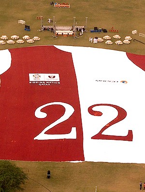 camisa gigante promove a candidatura da copa do mundo Qatar 2022 (Foto: agência Reuters)