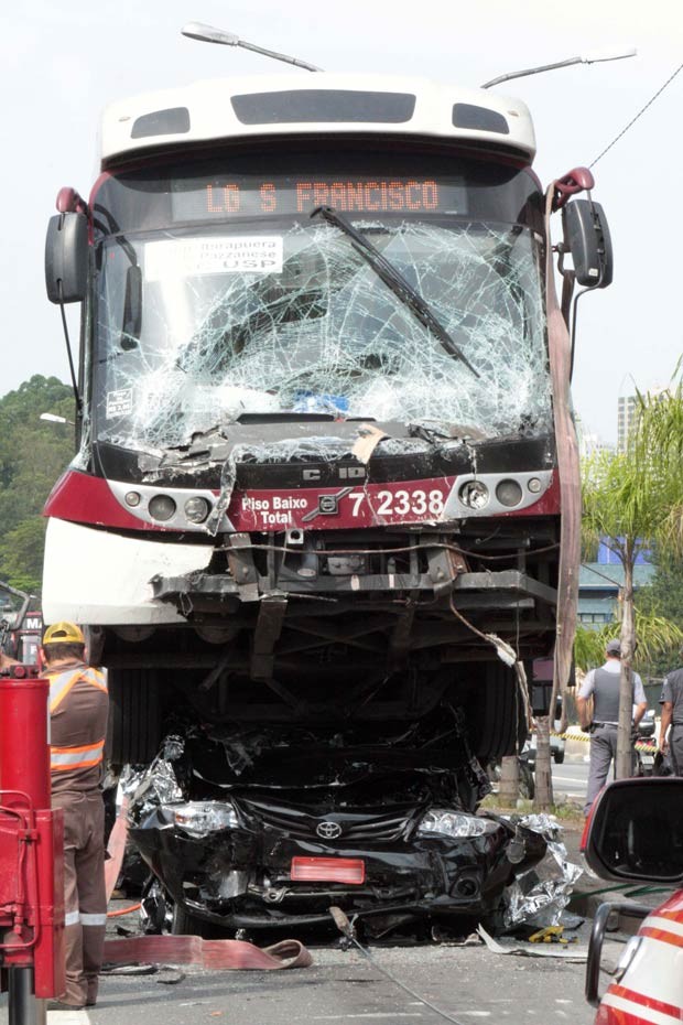 Viso frontal do carro esmagado sob o nibus, depois que o outro coletivo foi movido do local na Av. Vereador Jos Diniz (Foto: Luiz Claudio Barbosa/Futura Press/Estado Contedo)