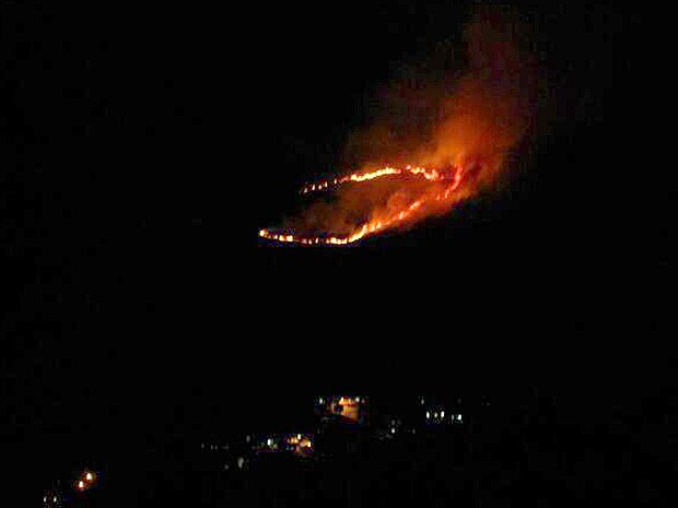 Incêndio atinge área de mata em Ilhabela. (Foto: Divulgação/Corpo de Bombeiros de SP)