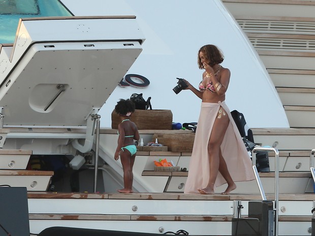 Beyoncé com a filha, Blue Ivy, em Portofino, na Itália (Foto: Grosby Group/ Agência)