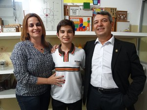 O estudante Renato Sette ao lado dos pais (Foto: Joalline Nascimento/ G1)