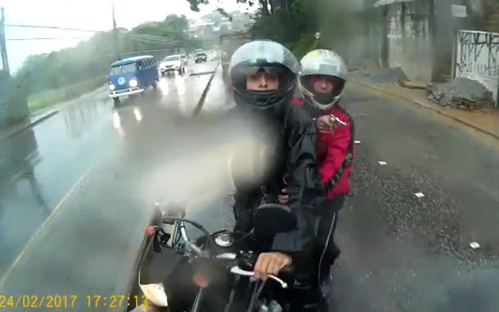 Assaltantes apontam arma para motociclista em rua da capital paulista (Foto: Reprodução/TV Globo)