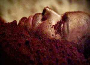 Foto: Nina aparece coberta de terra (TV Globo)