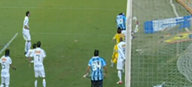 Lance polêmico entre Santos e Grêmio. Bola já tinha entrado (Foto: Reprodução SporTV)