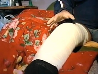 João Emílio tem a perna direita imobilizada e está em uma cadeira de rodas (Foto: Reprodução/RBS TV)
