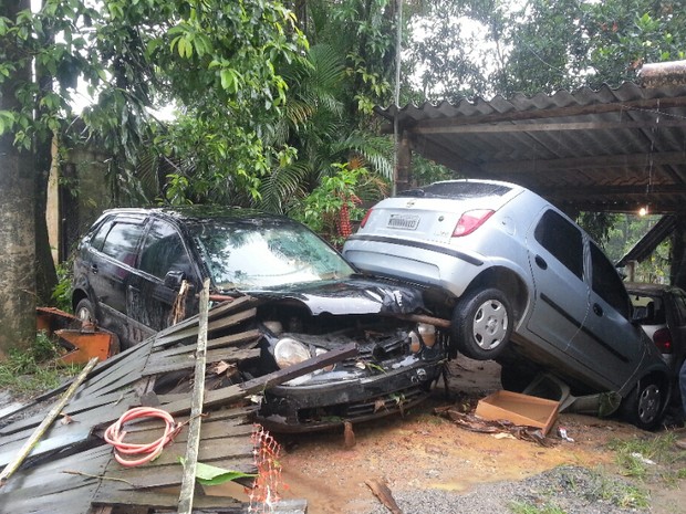 Carros foram arrastados durante o temporal (Foto: Solange Freitas/TV Tribuna)
