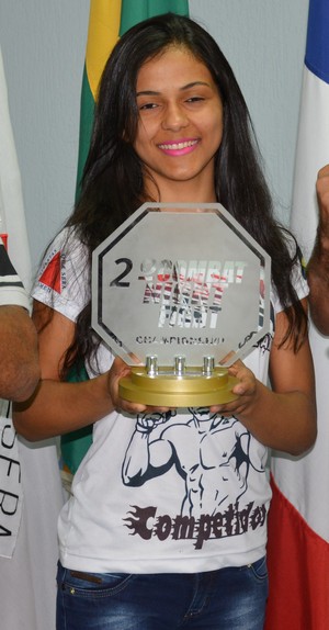 Natália Silva, venceu o 2º Combat Night Fight na modalidade Palha  (Foto: Assessoria da Prefeitura de Timóteo )