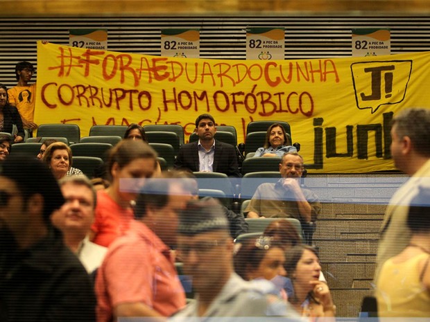 O Presidente da Câmara dos Deputados, Eduardo Cunha, acompanhado de vários deputados federais, é recebido com protesto de um grupo de manifestantes na Assembleia Legislativa de São Paulo. Na faixa, ele é chamado de 'corrupto, homofóbico' (Foto: Hélvio Romero/Estadão Conteúdo)
