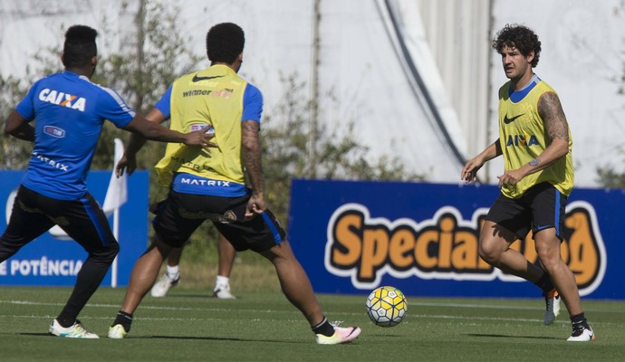 Pato tem semana cheia e fica mais próximo da reestreia no Corinthians