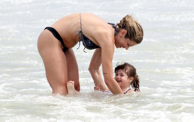Ex-paquita Cátia Paganote com a filha na praia (Foto: Gabriel Rangel / AgNews)