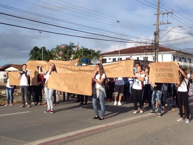 Protesto de estudante ocorreu na manhã desta quarta-feira (25) em Joinville (Foto: Marjorie Cattani/RBS TV)