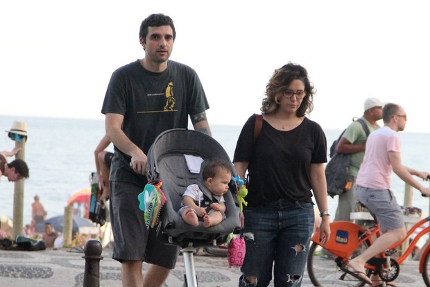 Maria Rita com a família na orla (Foto: Rodrigo dos Anjos / AgNews)