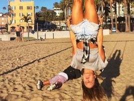 Claudia Leitte exibe boa forma e força de cabeça pra baixo (Reprodução/Instagram)