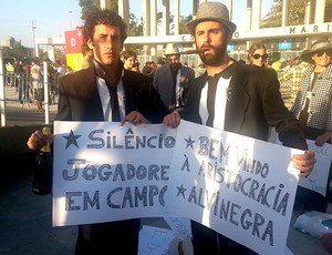 Protesto pacífico e bem-humorado critica a "elitização" do Maracanã (Foto: Vicente Seda) Protesto pacífico e bem-humorado critica a "elitização" do Maracanã (Foto: Vicente Seda)