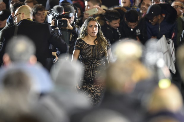 Marta usa vestido de renda avaliado em R$12 mil em premiação da Fifa (Foto: AFP)