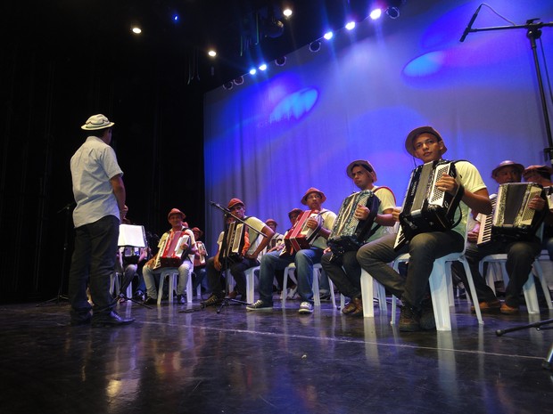 Orquestra de sanfoneiros promete encantar durante as festa juninas (Foto: Gilcilene Araújo/G1)