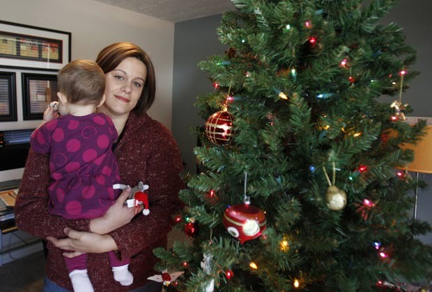 Em 2012, a professora americana Christa Dias disse que foi demitida de duas escolas católicas de Cincinnati, no estado de Ohio (EUA), porque fez inseminação artificial para engravidar, em vez do método tradicional (Foto: Gary Landers/Cincinnati Enquirer/AP)