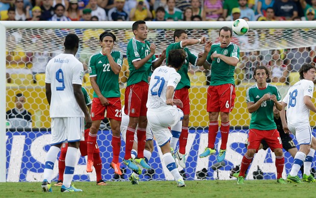 Pirlo falta, México x Itália (Foto: AP)