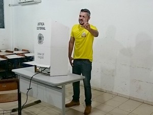 Dia de votação em Ariquemes: Em menos de 30 segundos, candidado Thiago Flores conclui a sua votação na Escola Ricardo Cantanhede, em Ariquemes (Foto: Jeferson Carlos/G1)