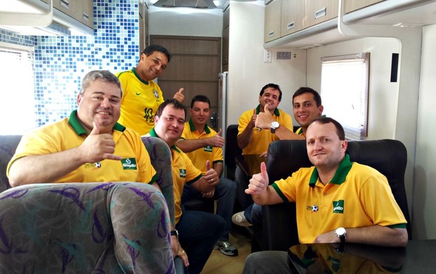 Amigos montam ônibus de luxo para ver Confederações e Copa 2014 (Foto: Eduardo Dias/Globoesporte.com)