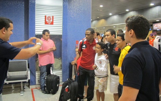 Elias e torcedor, desembarque Flamengo em Recife (Foto: Janir Júnior)