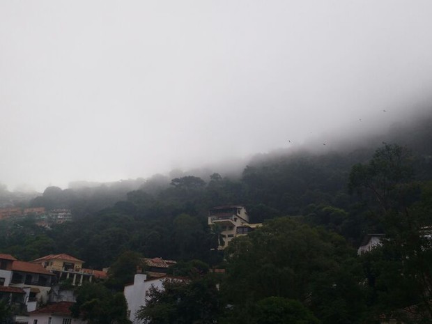 Forte nebulosidade encobre Laranjeiras, na Zona Sul (Foto: Daniel Silveira/G1)