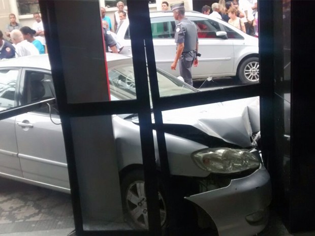 Motorista perde controle da direção e carro invade banco em Guará, SP (Foto: Divulgação/ Corpo de Bombeiros)