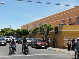 Enquanto guarda atua no controle do trânsito, carros fazem linha dupla na porta de escola.  (Foto: Juliane Peixinho/G1)