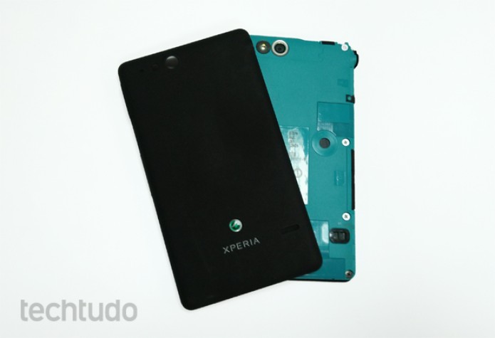 Xperia Go sem a tampa traseira, com destaque para a entrada do cartão SIM e do microSD (Foto: Isadora Díaz/TechTudo) Xperia Go sem a tampa traseira, com destaque para a entrada do cartão SIM e do microSD (Foto: Isadora Díaz/TechTudo)