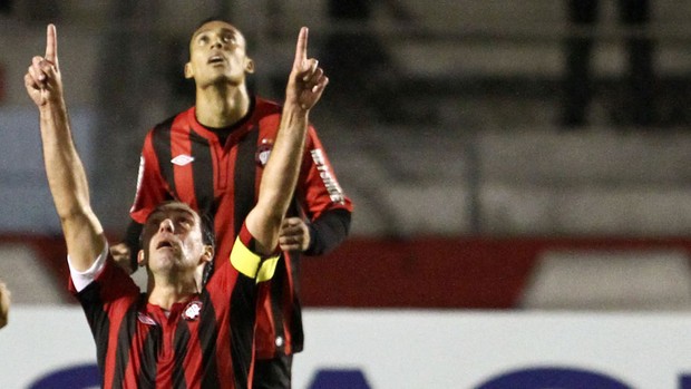 paulo baier barueri x atlético paranaense (Foto: Geraldo Bubniak/Footo Arena/Agência Estado)