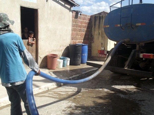 Carros-pipa são usados para levar água para as residências de Antônio Martins, RN (Foto: Anderson Barbosa/G1)