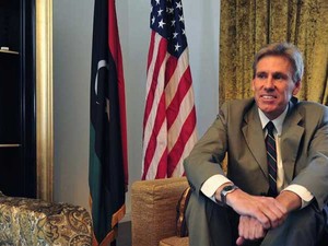  Embaixador norte-americano na Líbia, Christopher Stevens, sorri em sua casa em Trípoli, em junho. Stevens e três outros funcionários da embaixada foram mortos quando deixavam às pressas o prédio do consulado norte-americano em Benghazi (Foto: Reuters/Esam Al-Fetori)