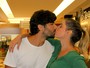 Deborah Secco troca beijos com Hugo Moura após sessão de peça