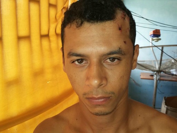 Jovem foi esfaqueado ao se negar entregar celular para assaltante  (Foto: Adelcimar Carvalho/G1)