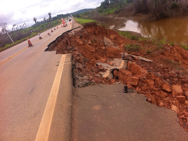 Br-364 desmoronou e tráfego opera apenas em meia pista (Foto: Keyla Xavier/ Tv Rondônia)