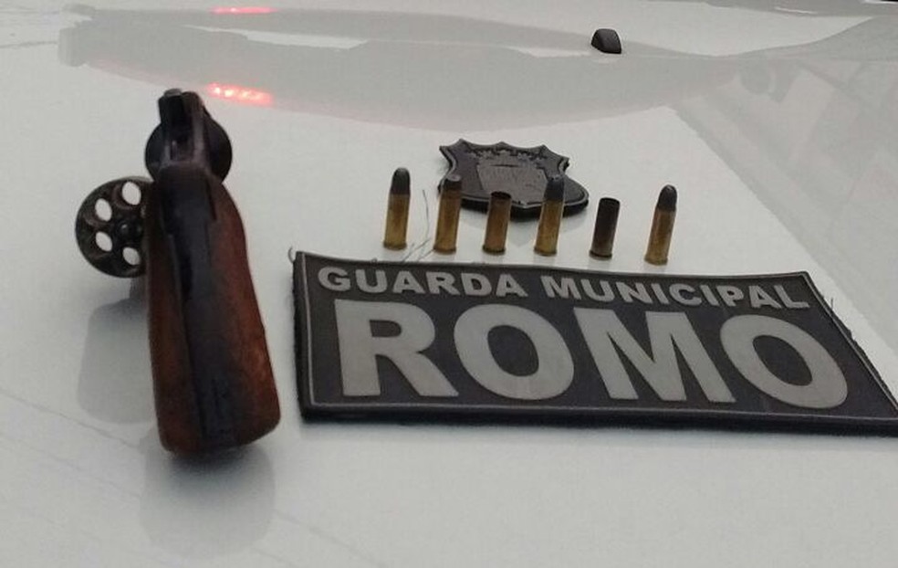 Arma apreendida com o suspeito em Vila Velha, ES (Foto: Divulgação/Guarda Municipal de Vila Velha)