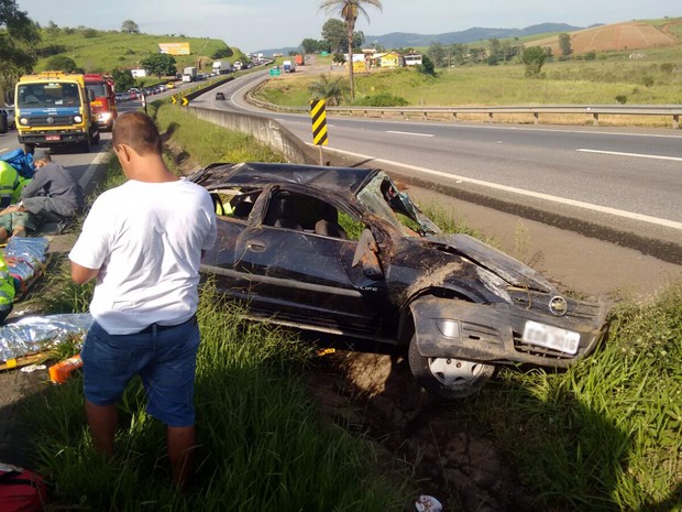 Quatro pessoas ficaram feridas em acidente próximo a São Gonçalo do Sapucaí (Foto: Autopista Fernão Dias)