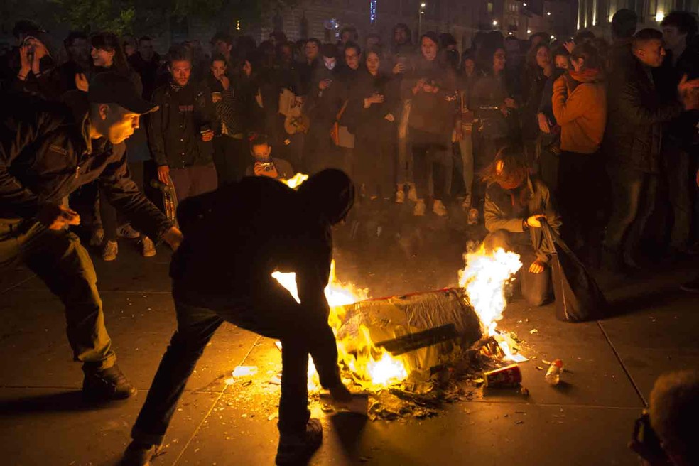 Manifestantes queimam lixo durante protesto contra resultado do segundo turno da eleição presidencial em Paris  (Foto: Emilio Morenatti/AP)