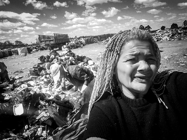 Catadora com montanha de lixo ao fundo em espécie de &#39;selfie&#39; (Foto: Inesc/Divulgação)