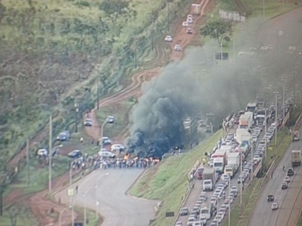 Protesto na BR-040 organizado por moradores do DF que reivindicam melhorias no transporte público (Foto: TV Globo/Reprodução)