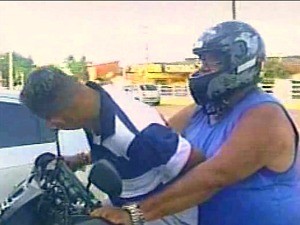 Policial levou o cunhado algemado na própria moto (Foto: TV Diário/Reprodução)