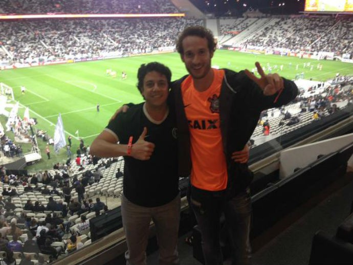 Antes de ida aos Lakers, Huertas assiste ao Timão diante do Fluminense